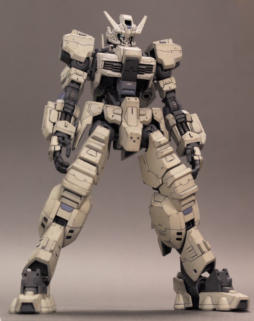 シールドを外した状態。両腕には装甲を追加しました。左腕の追加装甲にはシールドとの接続用に磁石を仕込んでいます。