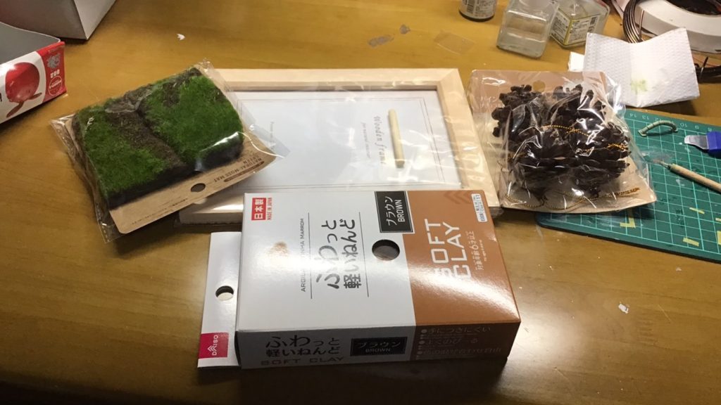 今回のジオラマで使用した物は全部100均で揃えています。本当はウッドチップが良かったのですが、あいにく売っていなかったので松ぼっくりを分解して代用しました。