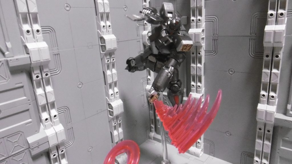 振り下ろし・斬り上げ等、どんな斬撃モーションでも発動します。光波への派生条件は「素早く振り抜く」場合。通常攻撃での暴発を防ぐためではありますが、使用者によっては容易に暴発すると思われます。