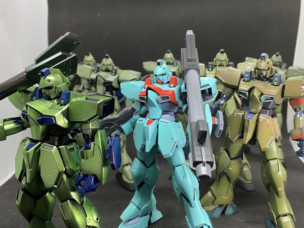 ガンイージを量産していたら、段々と増やしたくなる中毒になりますよ！！ガンイージが、一機、二機、三機…(*⁰▿⁰*)なお、この前三機については、ガンイージ病が伝染した(笑)友人から譲りうけました。感謝！！同じ機体でも作り手によって違う作品になるというお手本です！