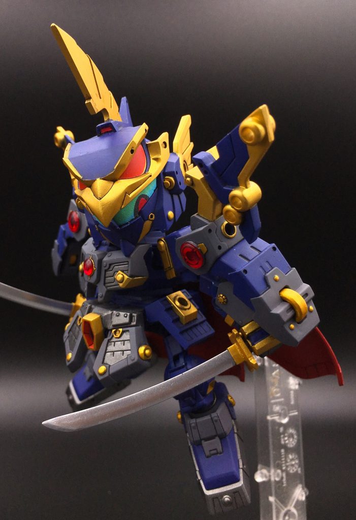 LGBB武者頑駄無をベースに、元キット、三国伝キットを使用しています。額のセンサー部は付属シールの赤い部分をセンサー型に切り抜いて上からUVレジンでコートしています。肩部「闇皇帝の瞳」は付属の紙製の物を切り取って上から塗装したHアイズを貼っています。