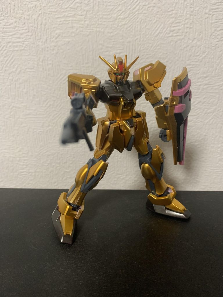 何処かにルージュらしさを残したいなと思い、シールドの一部にピンクを残しました。