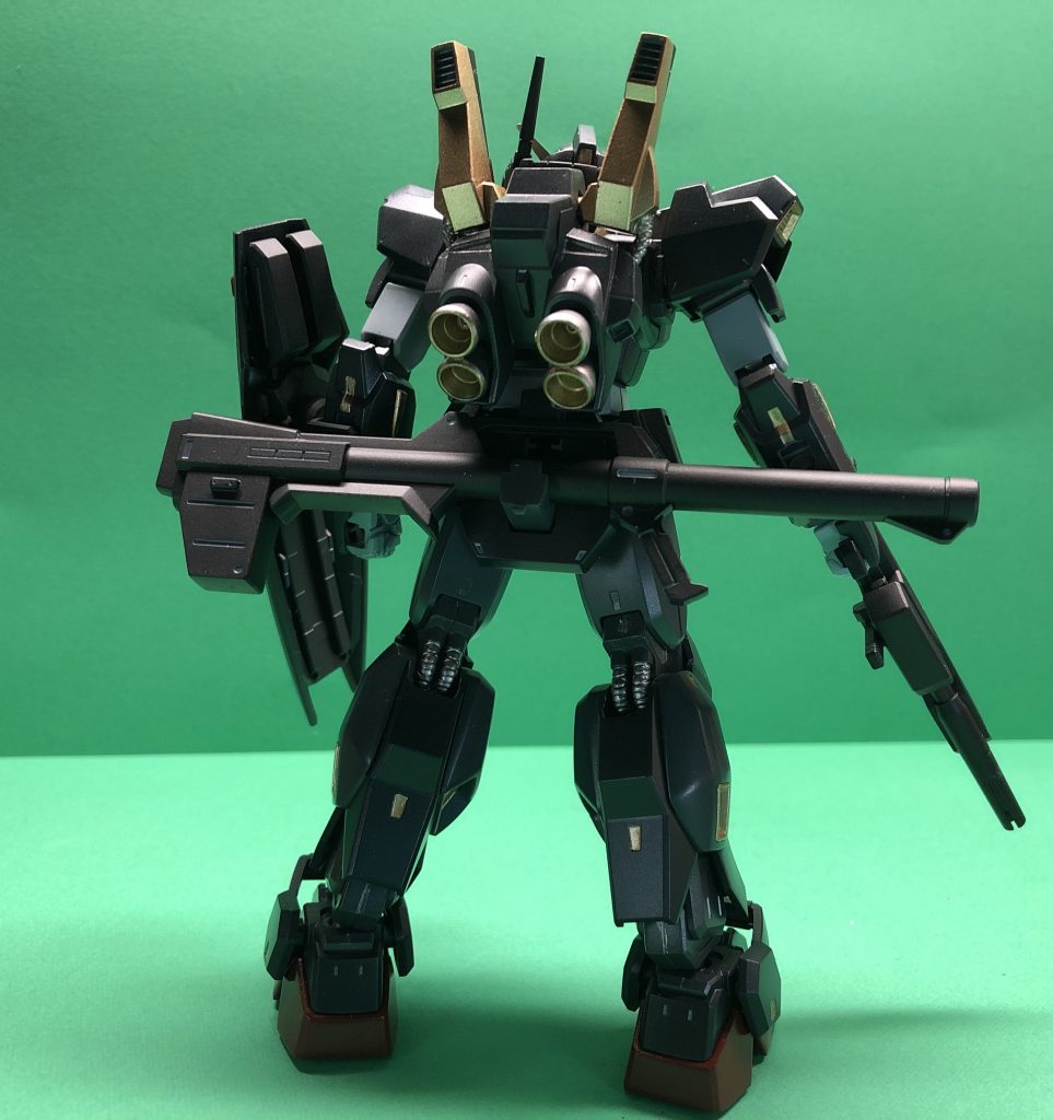 後ろから、地味に塗り分けた膝裏とかバーニア内部とかが見えてこれも好き(語彙力)