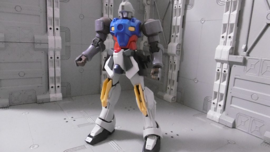 塗装前(一部パーツを外した状態)ここから肩アーマーの種類をNPDバリエに変更。色を変えると印象も大きく変わりますね。