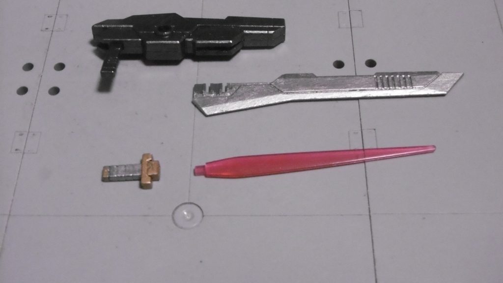 このように、手持ち武器は2種のみとしました。ビームダガーのグリップは金と銀にし、刀の柄のような塗り分けに。NINJA設定なので派手目な色にしています。他は頭部バルカン砲などの固定武装のみです。