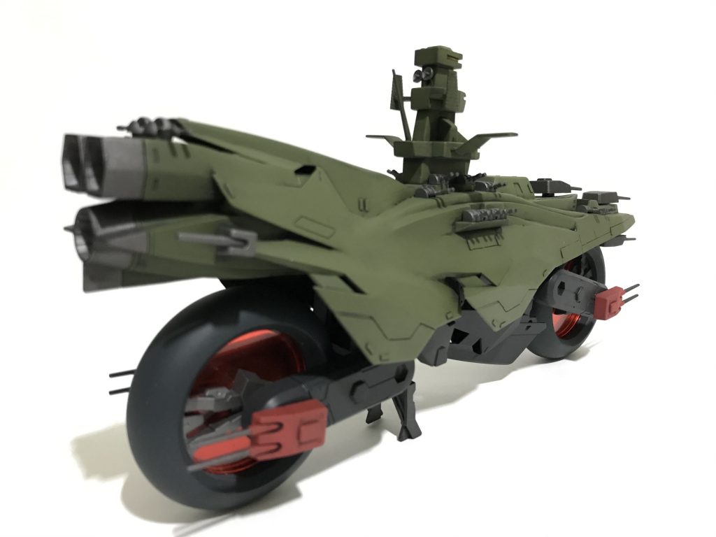 後部もレーシーに