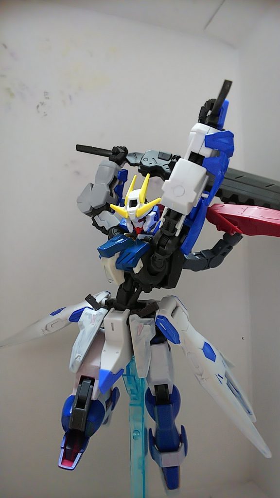 ラストに飛び掛かるポージング!機体の名前に関しては元々黄色とグレーで塗ろうとしてたのを青と白に変更した際に海っぽいと思い、水に関する72柱の悪魔と考え語呂も合わせて名付けました。今回のロードも武装が王道的だからです!背負いものは知らそん…