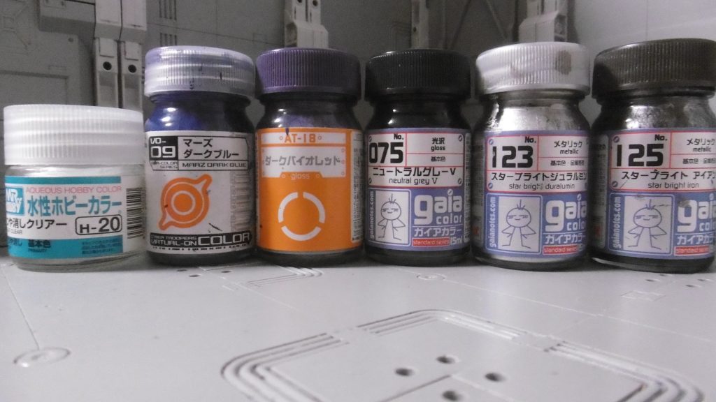 筆塗りです。久々につや消しを使いました。頭部センサー部は筆でも塗り難い箇所なため、そこのみ付属シールに。上述の黒に最も近い灰色こと「ニュートラルグレーⅤ」をメインカラーに、暗い青と紫をサブカラーに。スターブライトシルバーだとギラつきが強いため、スターブライトジュラルミンに変えました。スターブライトアイアンは各種装甲の表現に。三種の忍器(勝手に命名。忍者刀・手裏剣・苦無)を持たせれば、マフラー等の付属品が無くてもニンジャに見えるだろうという安直な発想から、武装も決まりました。脚色ありな一般的な忍者像に忍ぶのを求めるのは難しいと思われ、今回は忍者の記号満載で作ってみました。普段は外見が忍者でもない物を忍者と言い張る(その根拠はあるものの専門的すぎるのか伝わらない)事ばかりで頭も疲れ切っていて、良いリハビリにもなりました。以降は再び需要なき曲者たちが現れます(次作・次々作)ので、もし興味ありましたらまた閲覧していただけると幸いに思います。その際には需要不明なMy忍者わーるどをお届けします。