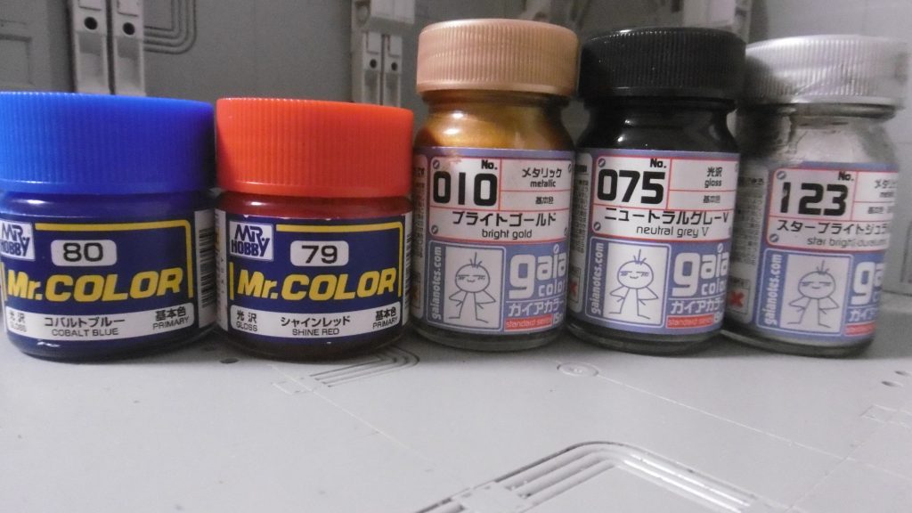 今回も筆塗りです。関節部は塗っていません。コバルトブルーの色がオレンジ成型色に乗り難く、何度も重ね塗りして塗膜が厚くなってしまいました。その影響が下記にも出ています。かなりクリアーパーツが厄介で、塗装後は組付けすら出来ない肩アーマーと胸部が難関でしたね。肩アーマー側は塗膜を落とす羽目になり、胸部側は削っても奥まで差さらず変形後のフォルム(ビームライフル角度)にも支障が出てしまいました。無理にやると壊れるので断念。意外な所で刻の涙を見るハメになりましたが、スクランブルガンダムは福袋入手2個目で、じゃあ今度はZっぽくしてみようとなりました。つやありのまま仕上げたのは「本物より目立たせようとした」から。悪目立ちでも偽者だし良いやとネタ全開で作れて楽しかったです。