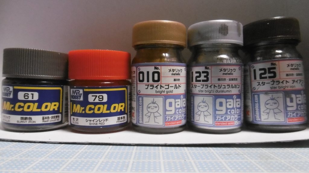 筆全塗装です。焼鉄色はバックパックのディテールカバーAにのみ。NINJAは忍ばず最前線で派手に暴れる時が最も輝くと思われ、黒主体のメタリックカラーにしました。つや調整は基本色も含めて全くせず。水転写デカールにもトップコート保護をしていませんが、直接触れなければ問題なく、完成&写真撮影から暫く経った現在でも剥がれていません。今回は海外的なイメージをACという別世界軸として変換し、AC要素の強めなハイスピードMSにしてみました。世界観や設定は違えど、同じメカロボアクションモノとして参考になる点も多く、よく応用しています。特に忍者MS化で顕著な傾向があり、今後も多用していくと思います。