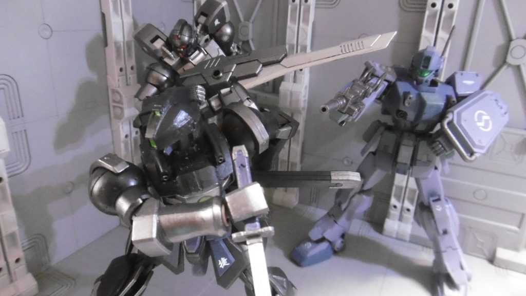 前作・前々作の インテンス・十六夜 と合わせて『ガンダムビルドファイターズトライ』に登場したような忍者チームを想定し、同時製作をしてきました。過去にも同じコンセプトでやった事はあります（ＭＳ・作業車・犬）が、今回は別枠として設定し、チームカラーも統一させていません。十六夜が前衛を、インテンスとクリードが前衛＆中衛を担当。真っ先に忍者の容姿が突っ込んでくるので相手側の注意は十六夜、次いで高機動のインテンスに向きますが、実は全員が忍者（しかも支援側の方が厄介）な設定を内包しています。クリードのみ盾持ちの高耐久で、他２体より狙われ難くなるよう偽装しています。併せて連想されないよう機体名も普通に。狙われ易い要素は概ねパターン化されている（偵察・回復・狙撃・指揮官・高火力・長距離支援など）ため、そういった要因は避けました。インテンスにも陽忍の設定を付与。十六夜は外見に忍者の記号が満載なため、忍術書からの応用はしていません。インテンスと十六夜を囮に、後方からクリードが計算された強力な忍術を仕掛けていく戦闘スタイルであり、状況の変化に応じて各機の役割も変わるようにしてみました。今回の『ジム・クリード』は、数多の忍者ガンプラ作品の中でも全く忍者らしくない外見も含めて異彩を放っているかと思われますが、忍術としての設定完成度においてはどの作品にも負けません（多分）今度こそ、ビルドシリーズのサブキャラ忍者チームには活躍してもらいたいものですね。まぁ登場するだけでも奇跡的な出来事ではありますが。