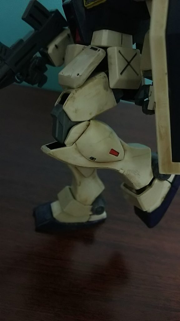 “もも”の部分を少し削ったので、少しだけ膝間接がより曲がるようになってます。