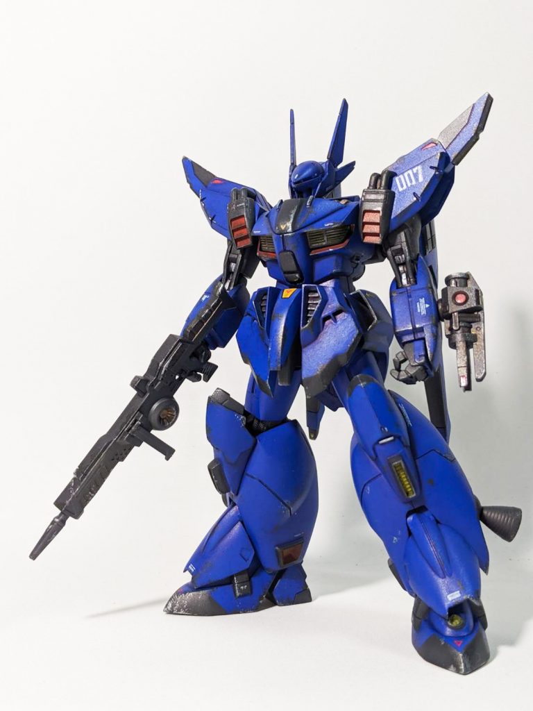 少しだけあおりで。左腕の武器はレールガン的なものを想定してますがもう少し大きめでもよかったかも。