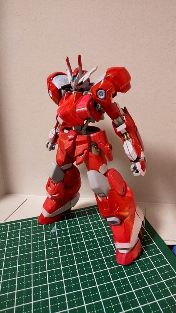 まずは全体をば。基本的に赤と白でカラーは構成されており、全体的に装甲は鎧。と考えております腕はマルコシアスの物なのでクローがついており、そちらも刃先をシルバーで塗装してます