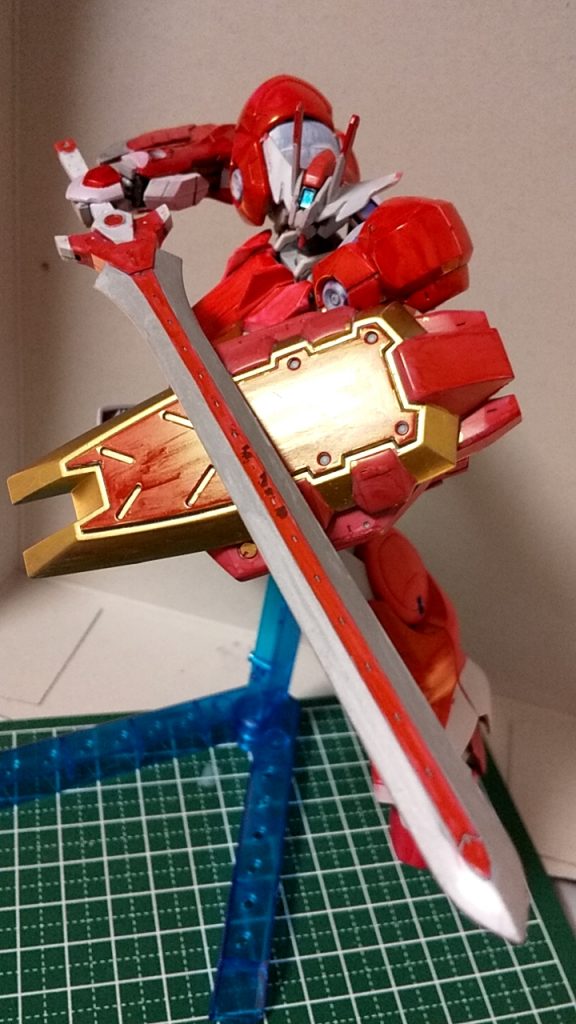 剣と盾を構えて！剣と盾はコトブキヤさんの物を使っており、シールドに関しては収納機能が魅力的だったので改造して使わせていただきました。