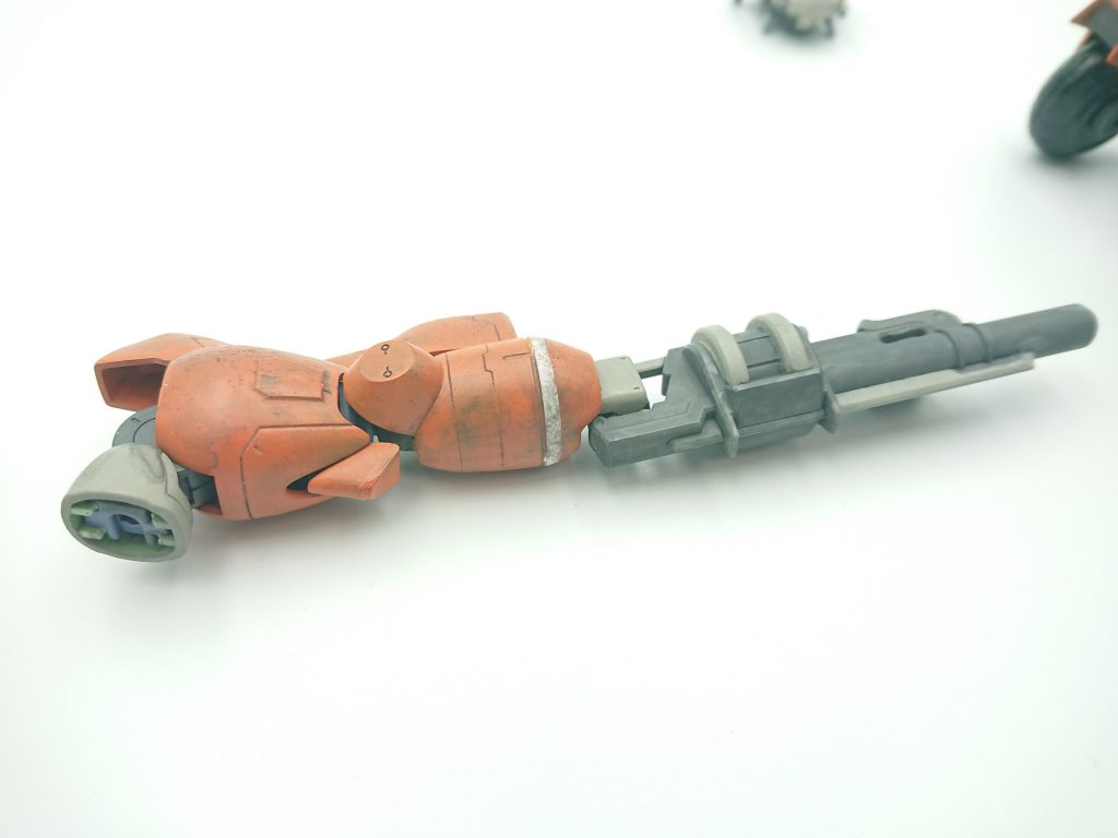 マンロディを作った事がある人なら、どこの部品かは解ると思います。本作品で一番悩んだ部分脳内設定ではもっと可動域があるのですが、私の制作技術ではボールジョイント分しか動きません。