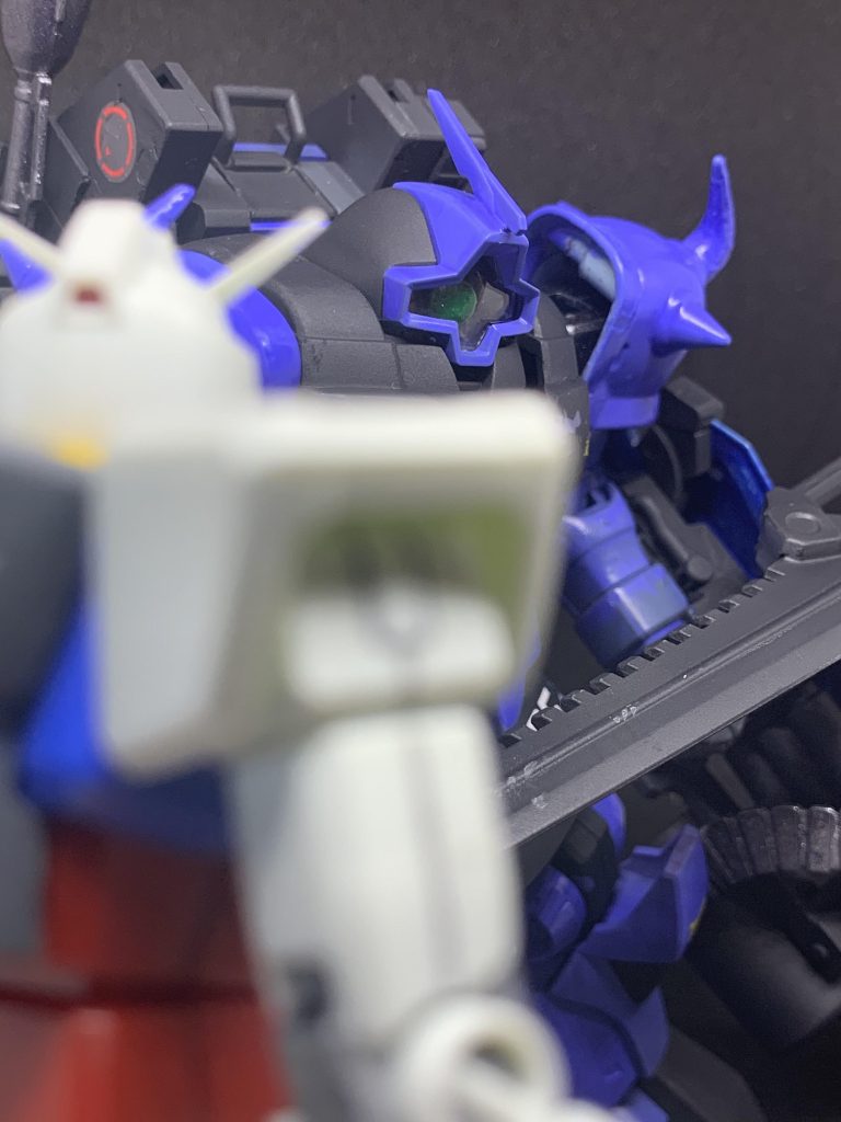 また会ったな白いモビルスーツよ!巨大ヒートソードを近接で使います 他には試作型ヒートロッド、シュテュルムファウストや腕部ビームスポットガンがあります