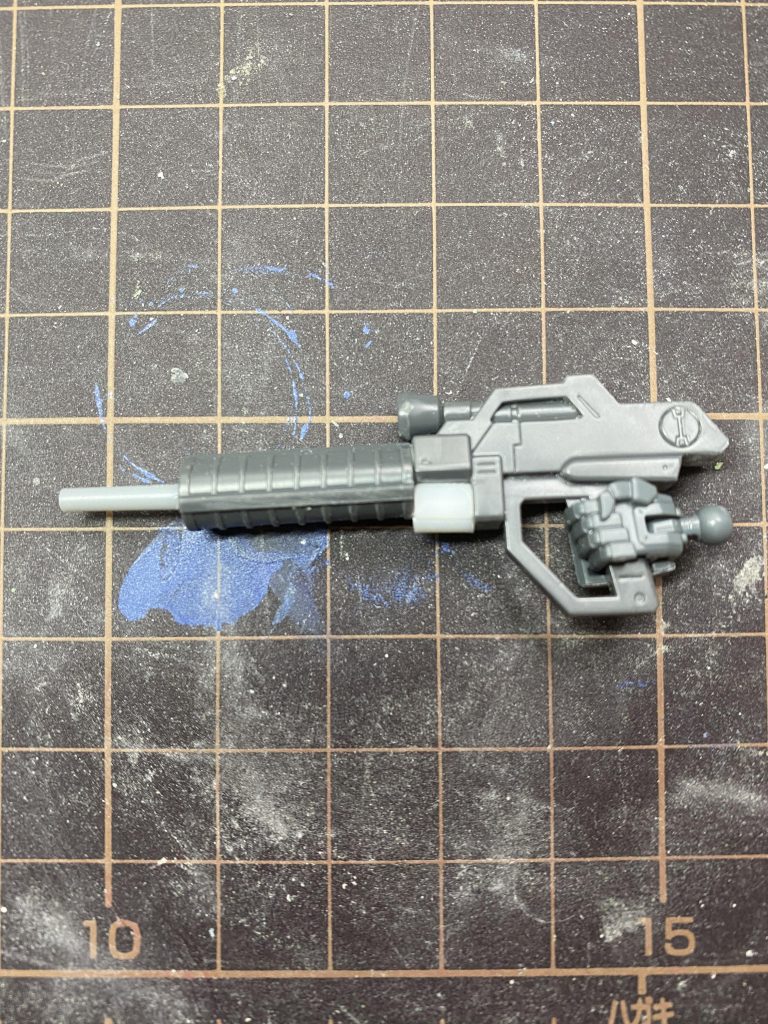 オリジナル武器はストライクの武器とジャンクパーツを使って制作。あくまでランチャーがメインなので、出力が低そうな武器をイメージしました。