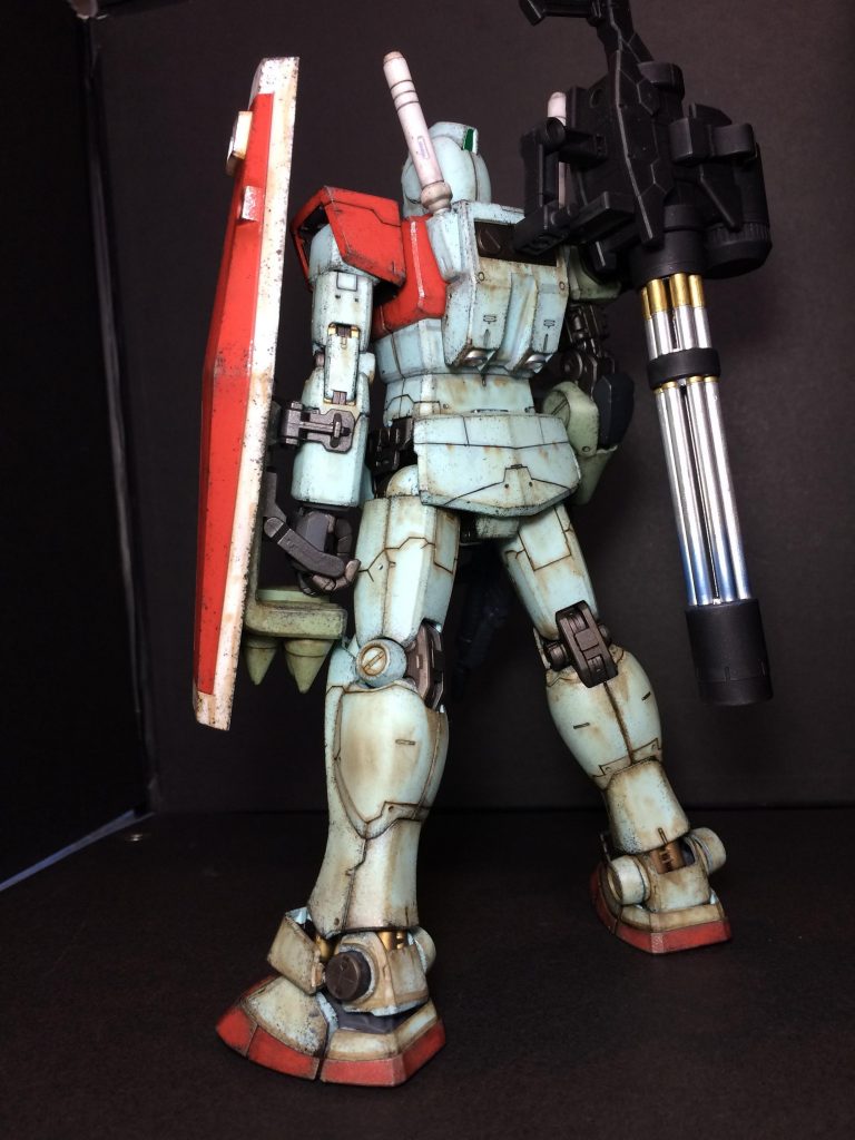 後姿です。ジャイアントガトリングをマウントしてます!元々は、林哲平さんのガンプラ凄技テクニック本「ジオン鹵獲仕様ゲム」の作例を、そのまま自分で作ってみたいという動機で作り始めました。なので、当初は左脚はザクで、カラーリングも赤からディープグリーンにする予定で進めてました。