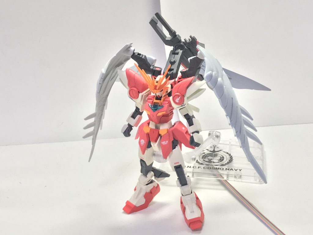 正面。コメットコアガンダム独特の下半身部分はそのままに上半身に装甲化を施していることが最大の特徴であり、その材料は主にSDCSウイングガンダムゼロからコンバートされている他、「精霊の冠」と呼ばれる大型化したアンテナにはゲーム内で使用できるプラグインアイテム「ドラグーンシステム・ファクトリーカスタム」の制御中枢としての機能が設けられている。原型機の陸戦能力をある程度削って空戦、宇宙戦への適性を高めたため陸戦性能に限っては原型機よりも下がってしまったが大体飛んでるのでさしたる問題ではない。