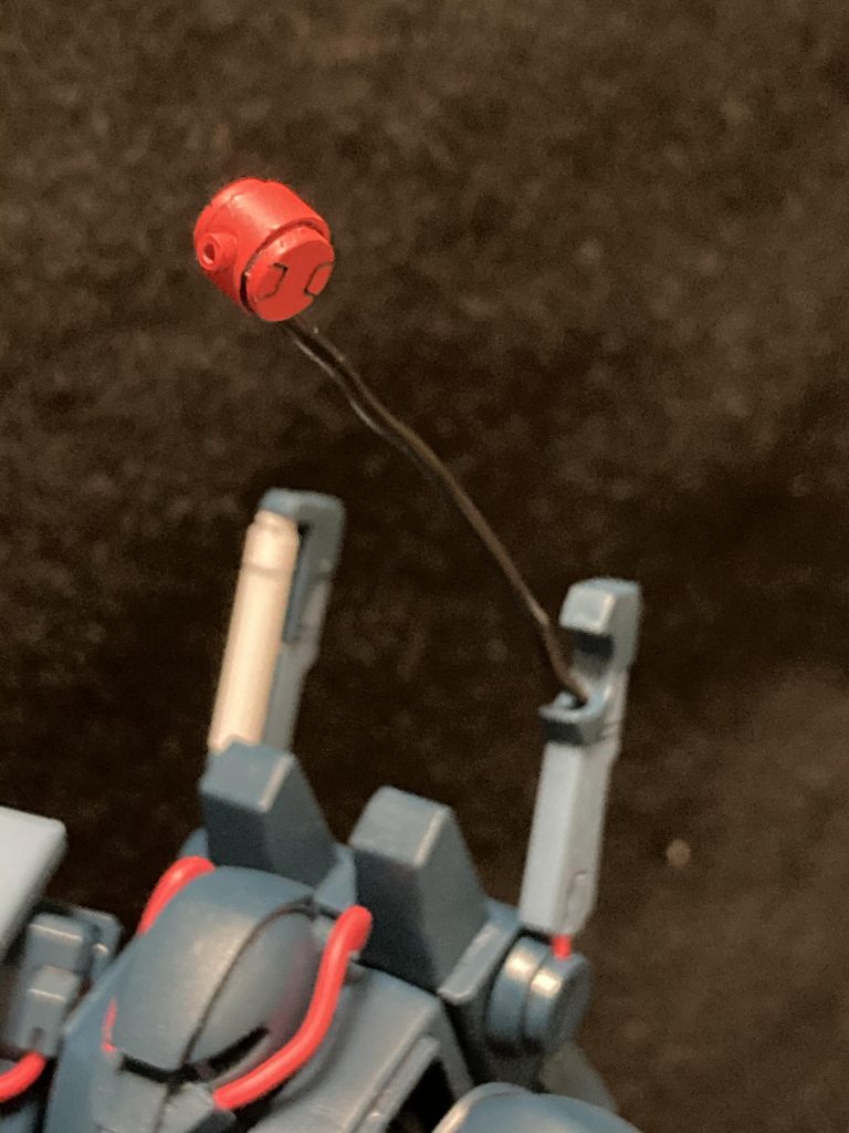 特殊兵装:インコムペズンにて実装された非NTにも運用可能なオールレンジ兵装．格納時にはビームバルカンとして機能し，盲ましやミサイル等を撃ち落とす為にも運用される．