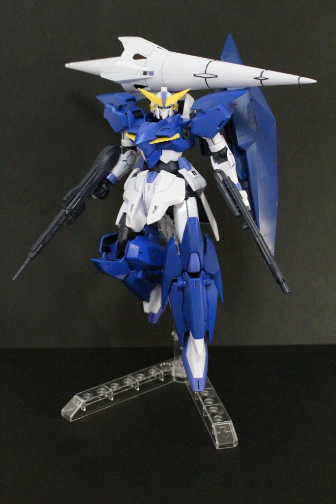 少しゴツい機体は激しめポージングより逆に静的なポージングで飾りたくなります(( ゚д゚)ハッ!シールドバインダーに塗り忘れが....)