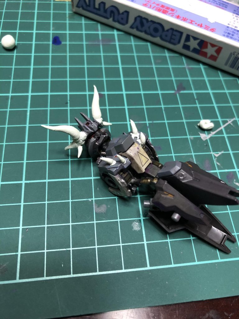 エポキシパテ!初めて使いましたが、こんなにベトつくのか…。苦戦しながらも、時間が経ち、ちょい硬化したくらいで形作ると良い感じになってきました。