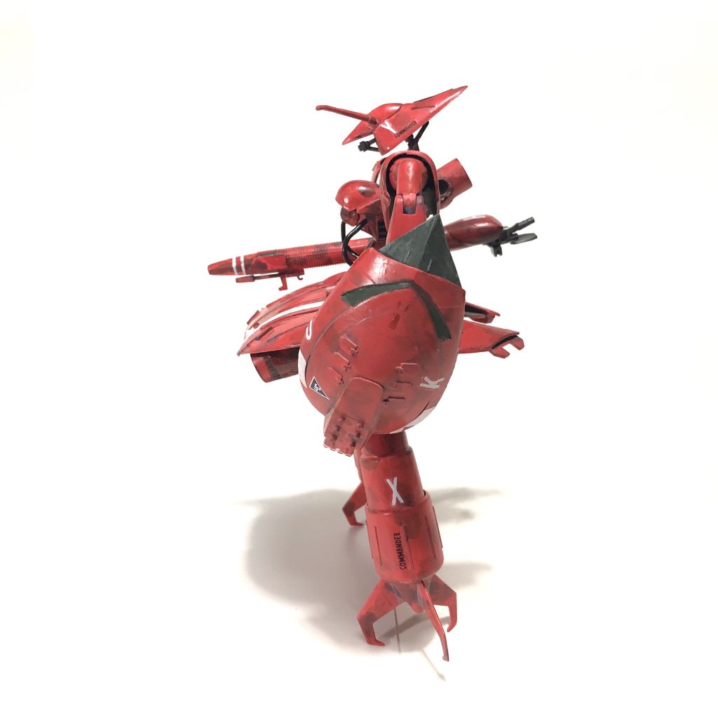 よこ薄いです。クローでつま先立ちの様になっているが結構安定感は良い。