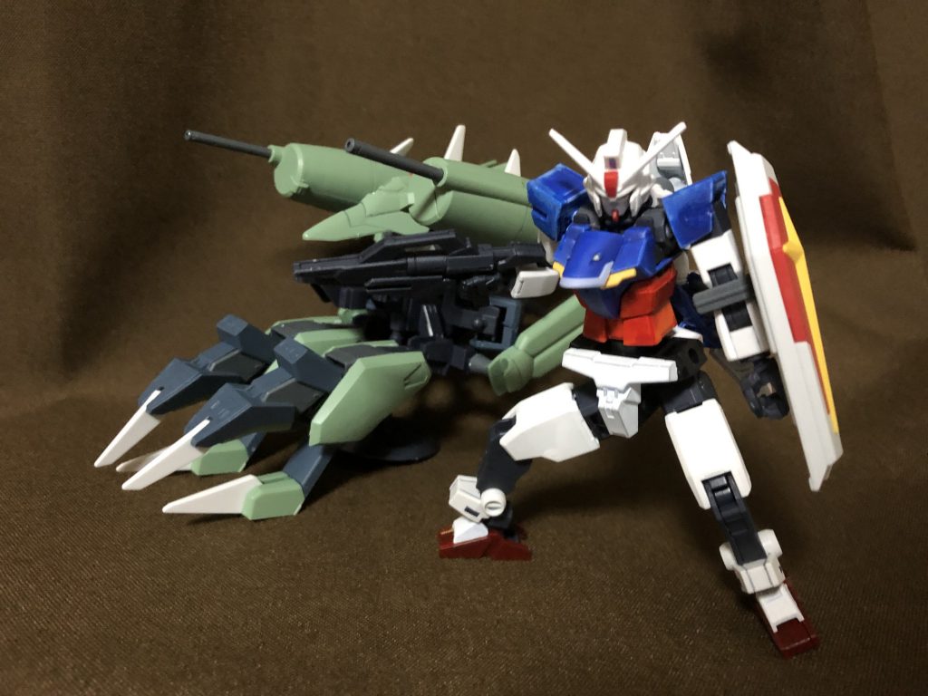 「メイリン、カオスアーマーを……!!」注文すると母艦から駆けつけてくれるのが、こちらの頼れるサポートマシンこと『カオスアーマー』です。コアガンダムと同じく専用台座にアーマーを付けることができますが、アーマー自体がカオスガンダムの特にゲテモノ度が高い部位を集めたような構成となっているため、アーマー輸送形態もかなり強烈な見た目になってしまいました。