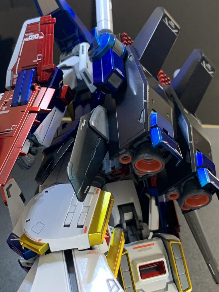 塗装開始1日目の日中、寝室に「クサイ!下まで匂ってくるんだけど!」とクレームを入れてきた妻に夜、寝室で恐る恐る尋ねました。「におう?」「んーちょっとだけ?思ったよりは気にならんね。」「あー多分それ、わしの加齢臭やわ。」(ボケたつもり「なるほど」やめて!認めないで(声にならない叫び)妻の鼻炎とそのアレルゲンに感謝。(不謹慎ちなみに私は結構におうと思います。ラッカーですから。