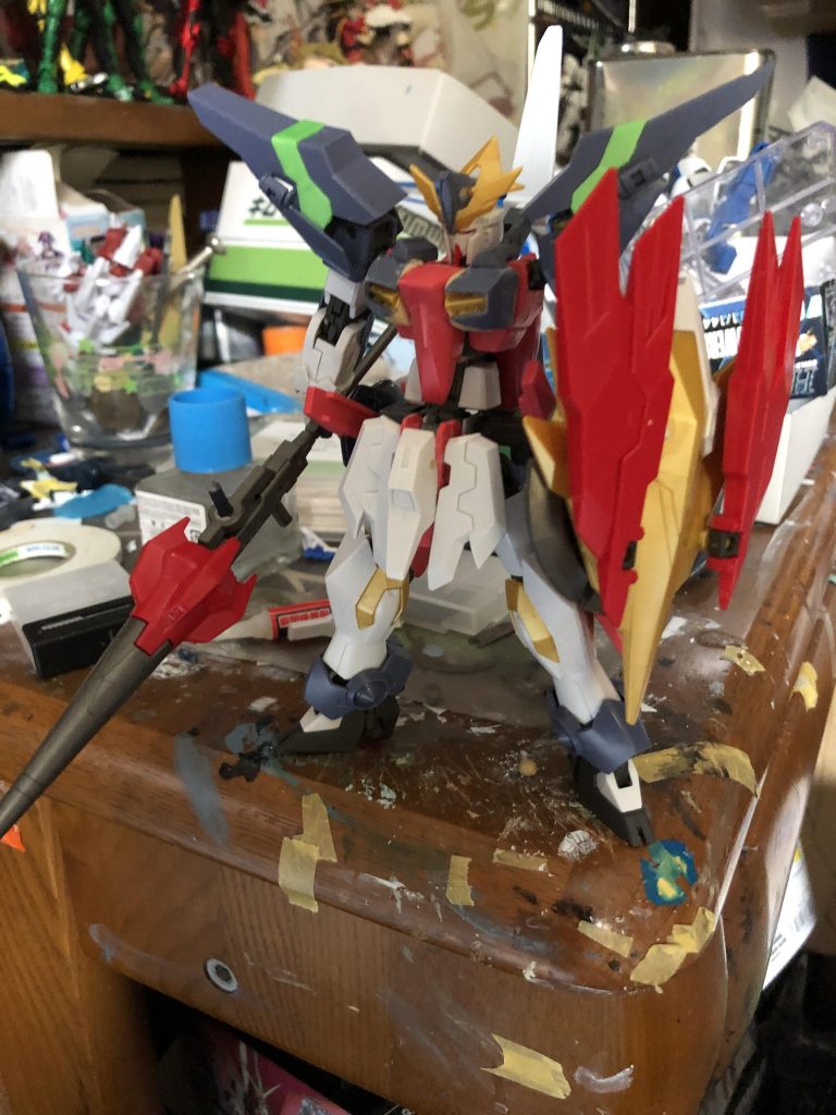 塗装前です。胴を短くしたりイージスナイトのパーツを変形に対応させるために色々しましたがホントになんか伝わりづらい制作画像ばっかなのでとりあえず最初と見比べてみてあー違うなぁ感を是非味わっていただければと……最初は盾に羽つけてたんですけど写真撮る時邪魔すぎたのでオミットしました。