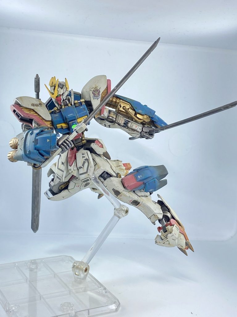 二本の刀。これは元ネタのシャイニングに倣って、形状の違うものを二本装備させました。