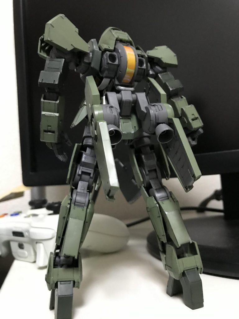 エイハブリアクターとモノアイには100均のラピーテープを貼っています。あまり拘らず、気楽に作るという方針で今回作りましたが、グレイズの元々のキット出来の良さもあって、思ってた以上に良い感じに仕上がりました(自己満足ですが)