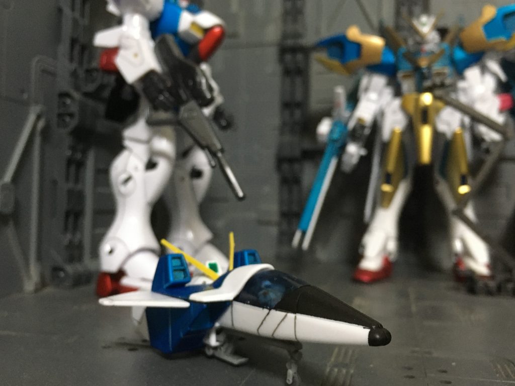 コアファイター余剰パーツにライディングギアがあるのでつければ単体で自立可能です。ちなみにコアファイターも塗装が面倒です