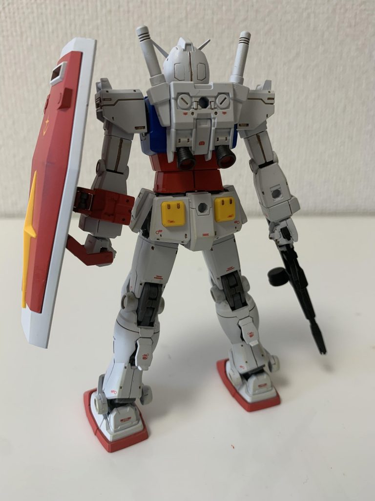 バーニアノズルはクレオス 黒鉄色、ノズル内は分かりにくいですが、シタデルカラーの赤で仕上げてます。墨入れはクレオス リアルタッチマーカーの茶、デカールは水転写のガンダムデカールを適当に組み合わせて使用してます。本当は旧キット付属の「G-02」を胸に貼りたかったのですが、再販の際に手に入らなかったので余ってた「02」を貼ってます。