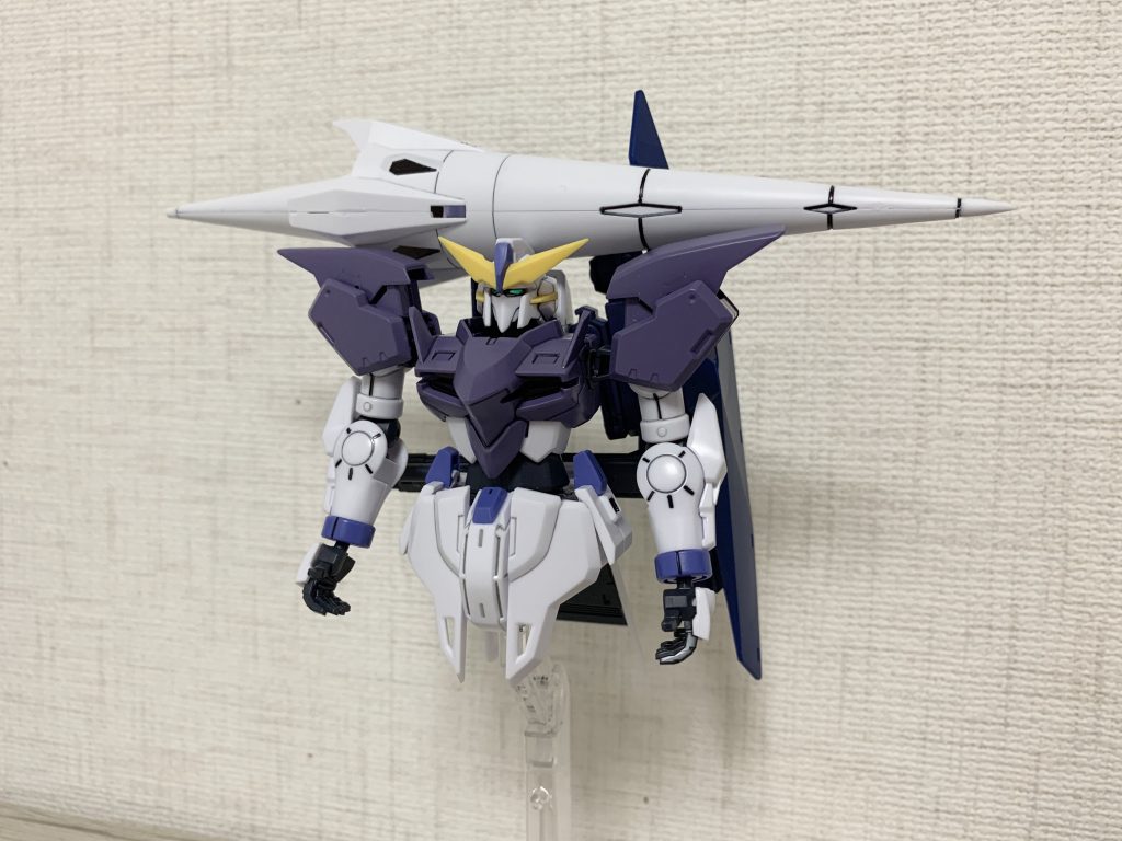 腕が付きました!胸部の黄色いパーツが無いと暗く見えますね後、手のひらに付いてる突起はなんなんだー!