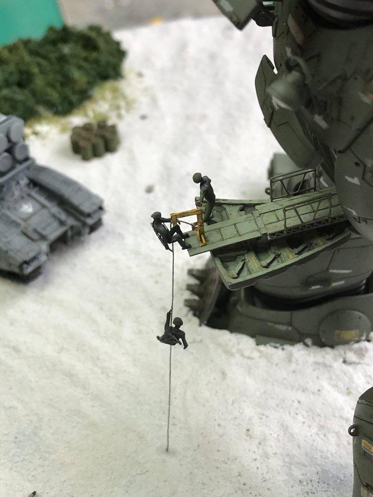 アッガイ改より懸垂降下するジオンSEALs