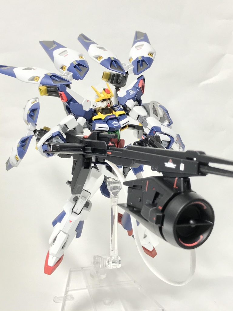 バックパックの羽が展開することによりオフェンスモード1に移行しかなりの高機動を可能にする