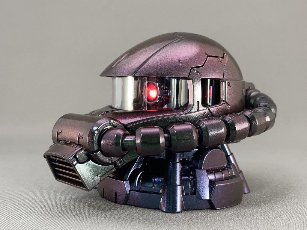 塗装は黒→ミラーパウダー入りクリア→クリアの順で吹きました。角度によって色が変わり、本体は緑系と赤系、内部は紫系と紺系です。