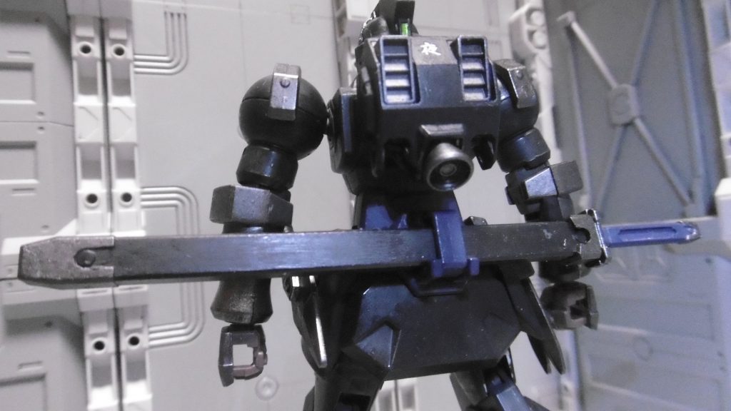 バックパック(シャイニングのコアランダー)には十六夜の【夜】を印字。これは特に意味は無く、ただの自己主張。カミキバーニングの刀マウントはそのままだと干渉するため、形状に合わせてコアランダー側を加工しています。鞘は忍者刀の観賞用模造品などを参考に塗り分け。機体名由来の元となる配色ではありません。