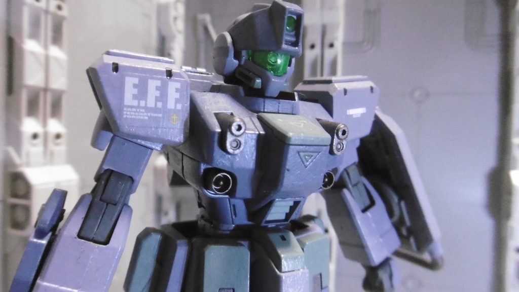 固定武装の胸部バルカン砲は元と同じですが、有線式ミサイルランチャーはロケットアンカーに変更。鉤縄・ウィンチギミックと同じような用途で、筒ごと射出します。直接攻撃や移動補助の目的。右肩のみマーキングシールで、それ以外は水転写デカールです。所属のマーキングも武装も本来の姿を偽装するためのもので、忍者の変装術は姿形のみならず、言葉・知識・作法も本物で出発するのです。バイザー機や暗めなカラーリングとて、デカールも標準的な武装も含めて、コイツが忍者（隠密する）とはまず誰も思わないはず。これらは忍術書からの知識（陽術）を引用または応用したもので、忍者の外見ではなく一般的な量産型（またはそのワンオフ機）にしているのも、同じく陽忍の要素です。陽忍とは「素顔を見せて堂々と術を仕掛ける者」で、一般的なイメージとされる陰忍（姿を隠して術を仕掛ける）よりも重要な位置づけにあります。