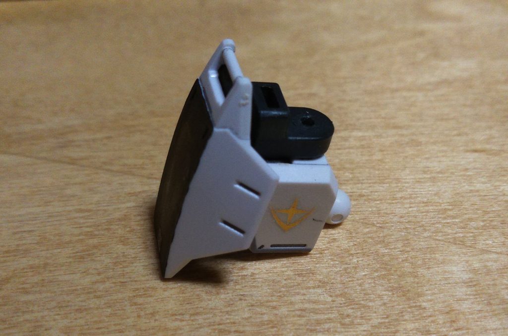 肩はガードカスタムのものにガンプラバトルアームアームズを接着してアームアームズの3mm軸にガンダムバルバトス第6形態の肩アーマーを付ける