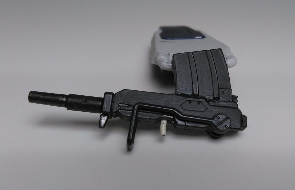 肩のマシンガンは100mmマシンガンをベースに180mmキャノンの弾倉を接着肩に接続する為に針金(クリップ)を底にさしています