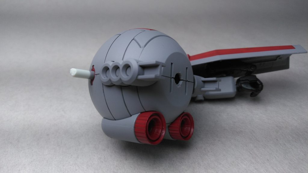 1、ボールの底にジムの腰の軸が入る穴を開けて横には3mm穴を開ける。2、横の3mm穴には3mm軸(ランナー)をさす。これで改造は終了です。あら簡単。