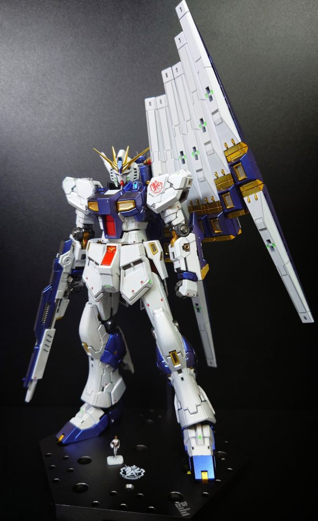 ファンネルを背負っても立ち姿がバッチリ決まるを意識して完成させました。足の中と台座下の磁石でしっかりガッチリと固定されます