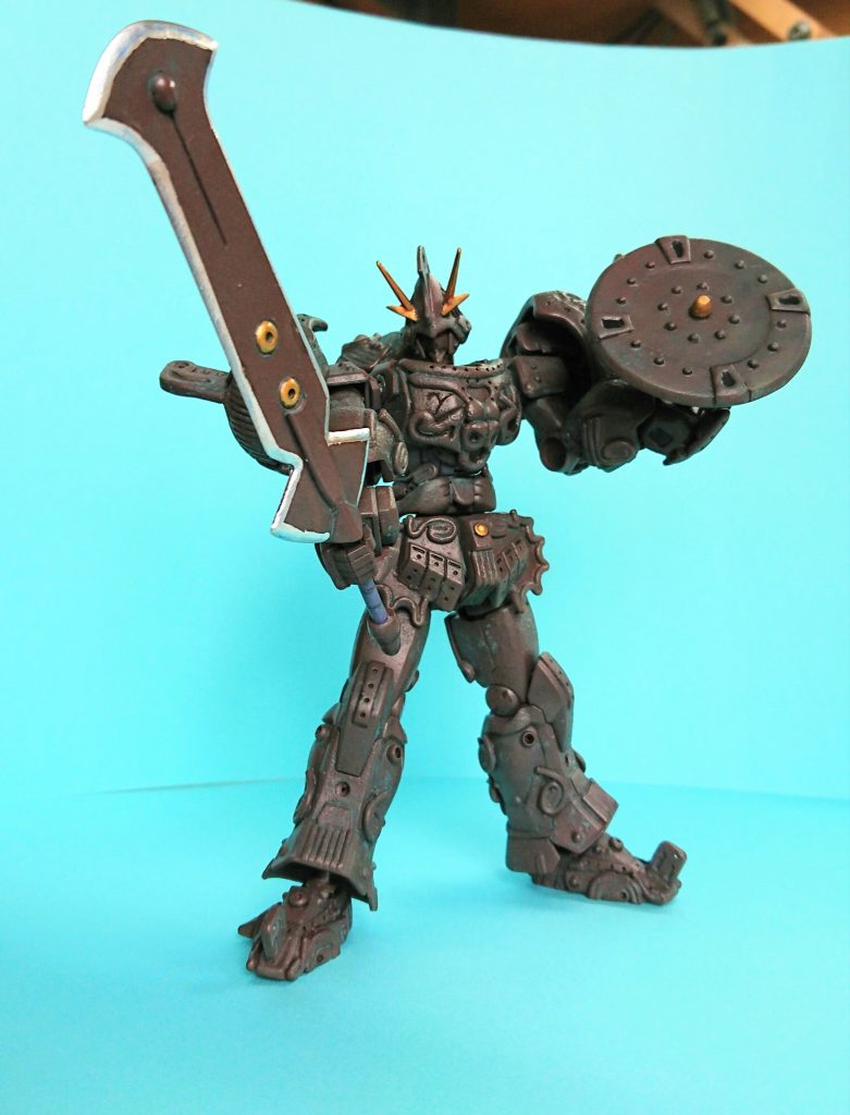 シールドと共に抜刀！頑張れば、勇者パース切りもいけそう？w数年前に、上野の美術館でやっていた土器展。その映像で見た、独特の模様やフォルムをした土器や土偶にインスピレーションを受けまして。ガンダムに足してみたら楽しいんじゃないかとふと思ったのが発端でした。カラーリングはガンダムの世界観にはよせずに。単色で、土器・土偶の陶器や青銅の質感に見えるよう工夫してみました。