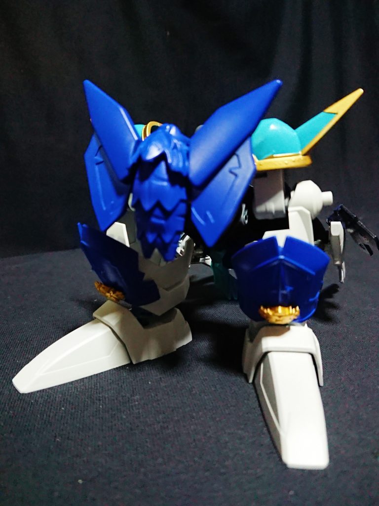 合体時は立ち上がりリボンをフロントに差し込みます。腰に使用した蚩尤の胴体に凸があり、リボンに使用した周瑜の天雷火砲の裏側に凹があります。差し込むと偶然にも径が合ったため採用しました。