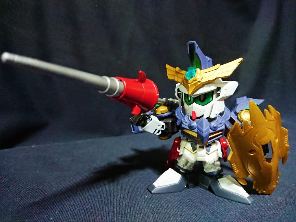 三国伝パーツのみ(武器除く)で西洋甲冑のデザインを出すのは大変難しかったです。ほとんどカラーリングに助けられました。合体構成用のパーツはイージスナイトからほぼ取り外して使うため、特に改修箇所もなくそこは楽でした。