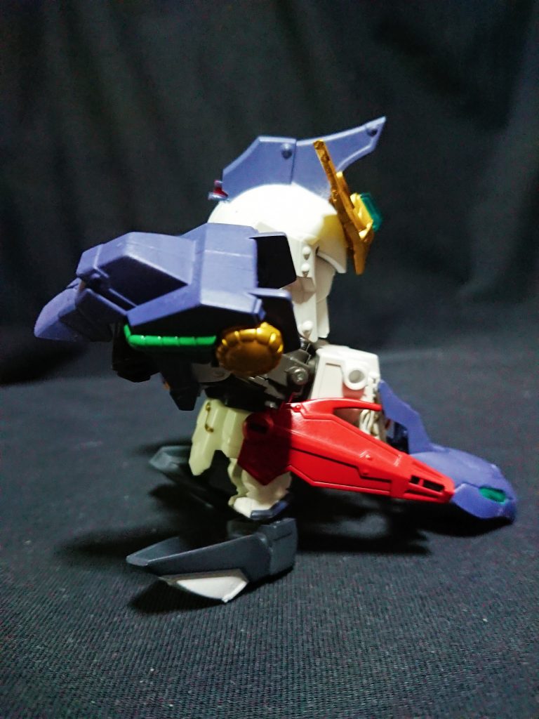 横から見ると何が何やら…ただ設定通りに形にしても、SD体型だと不思議な体型になりますねw