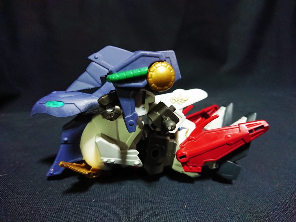高速巡航も設定通りの変形ですが、前述の通り完成間近に再現したため、武器の取り付けは排除しました。一昔前のBB戦士の変形をイメージした作りにしています。